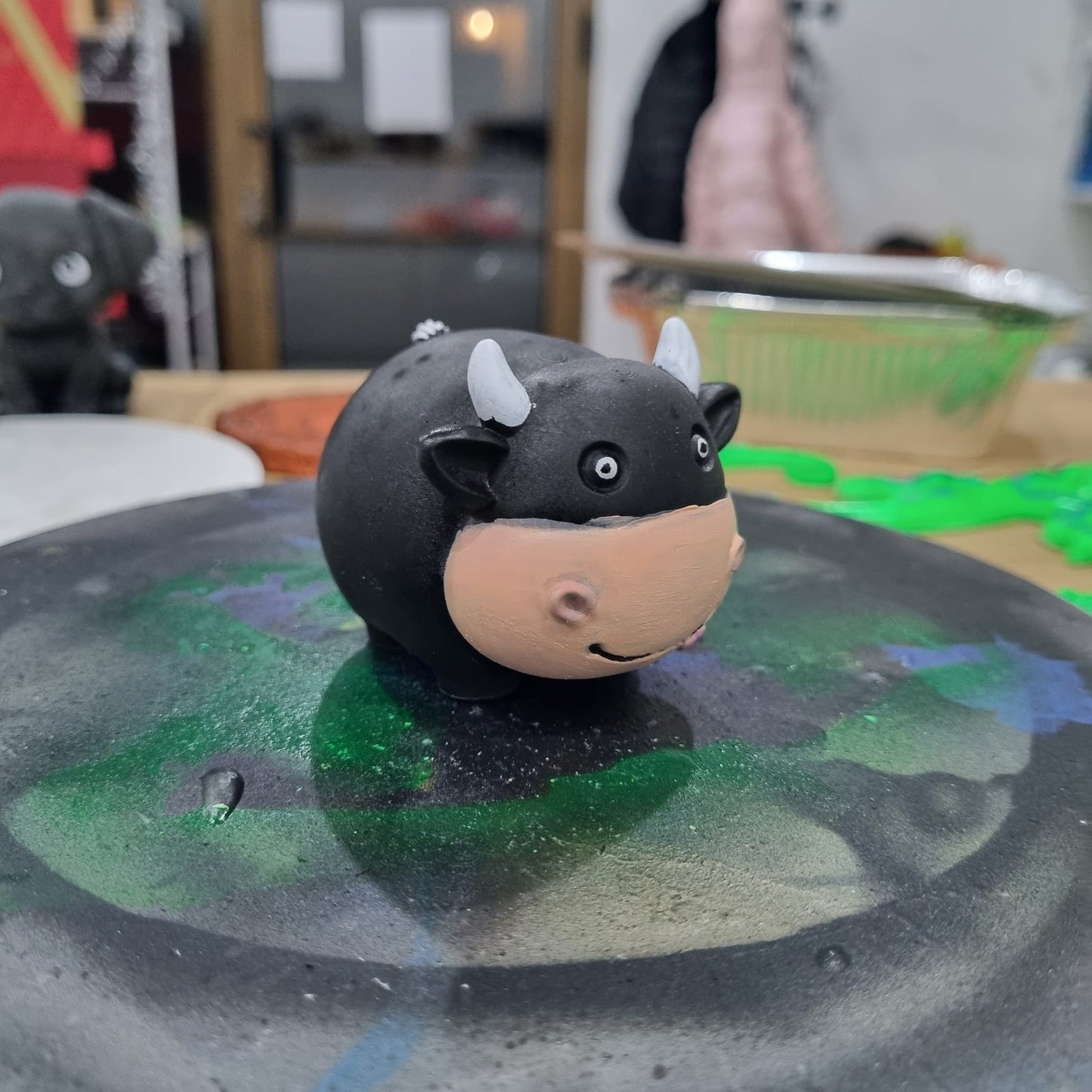 Statuina mucca dipinta a mano