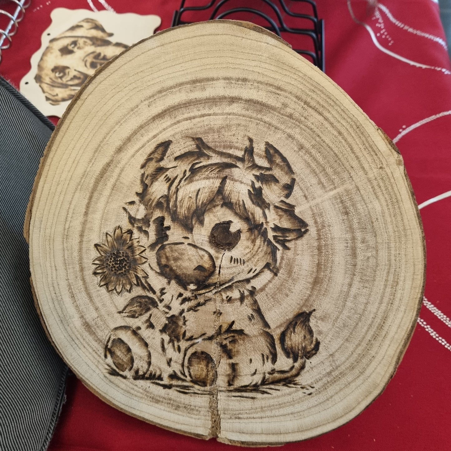 Sezione legno naturale pirografata a mano o a laser