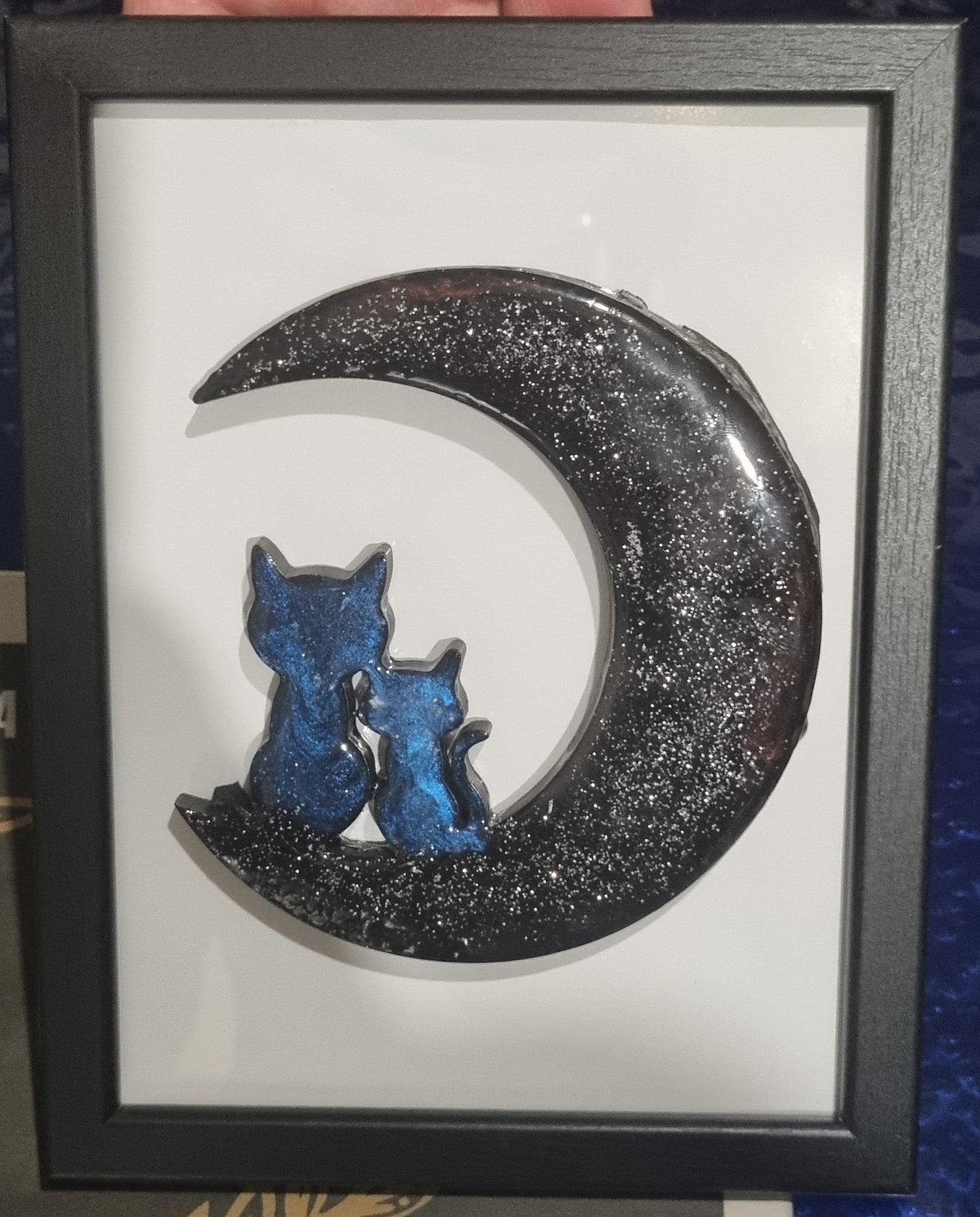 Decorazione murale luna con diversi soggetti dipinta a mano