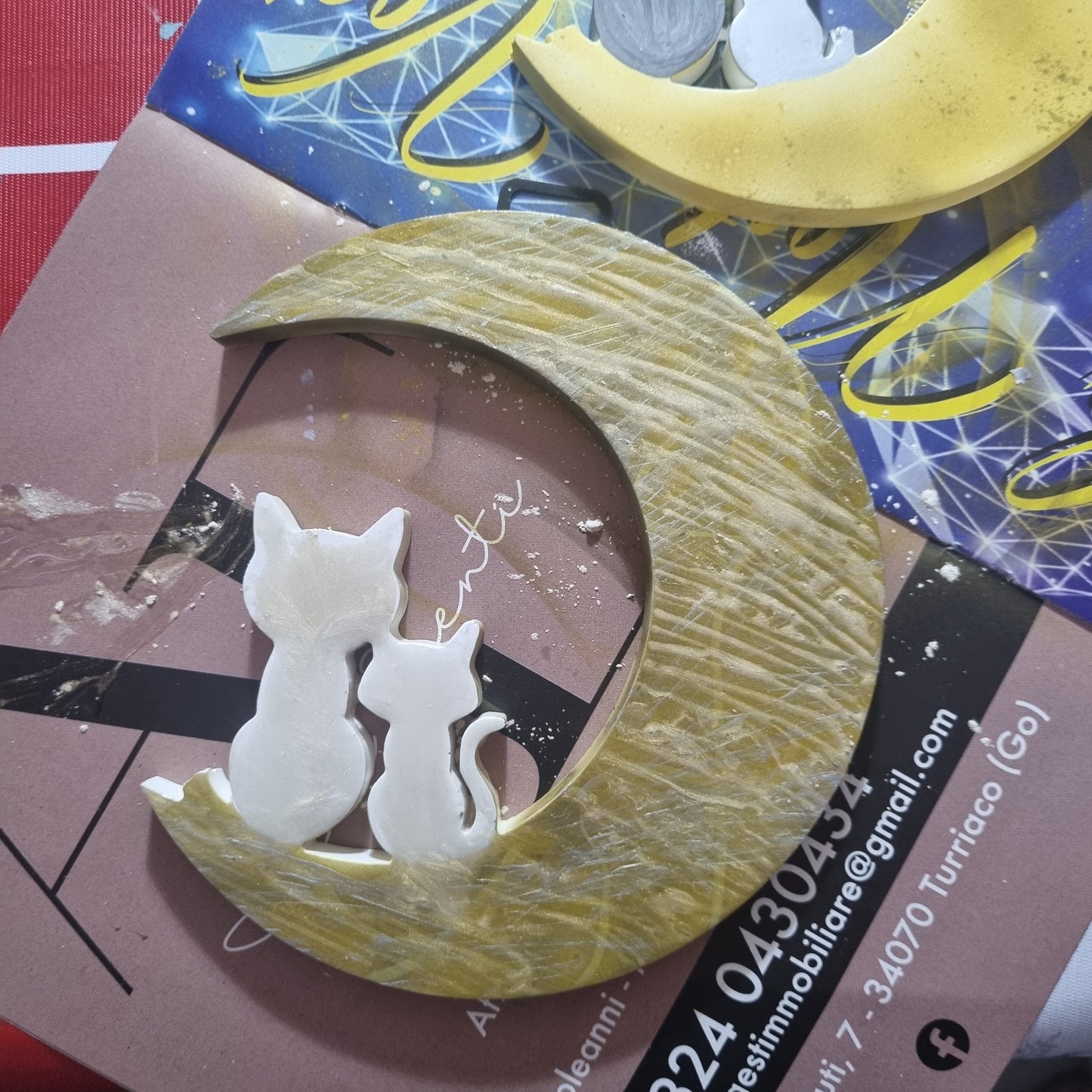 Decorazione murale luna con diversi soggetti dipinta a mano