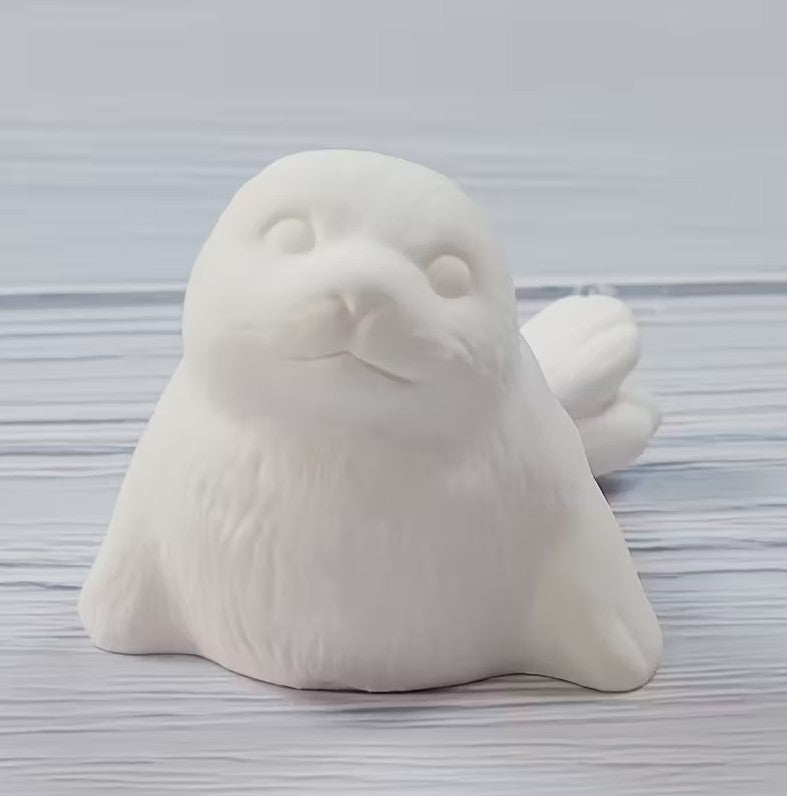 Statuina foca dipinta a mano