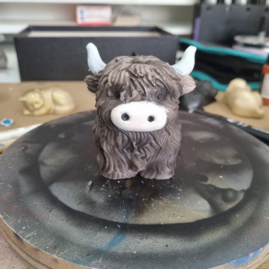 Statuina mucca Highlander dipinta a mano