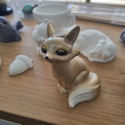 Statuina volpe dipinta a mano