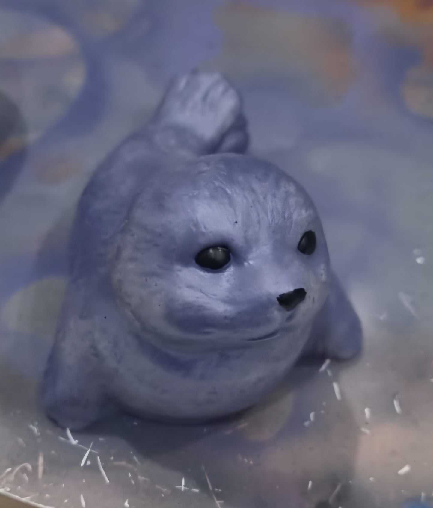 Statuina foca dipinta a mano