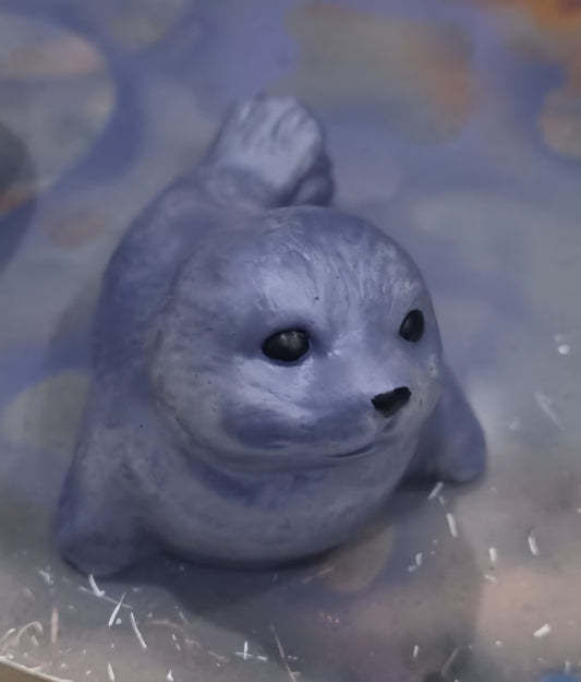 Statuina foca dipinta a mano