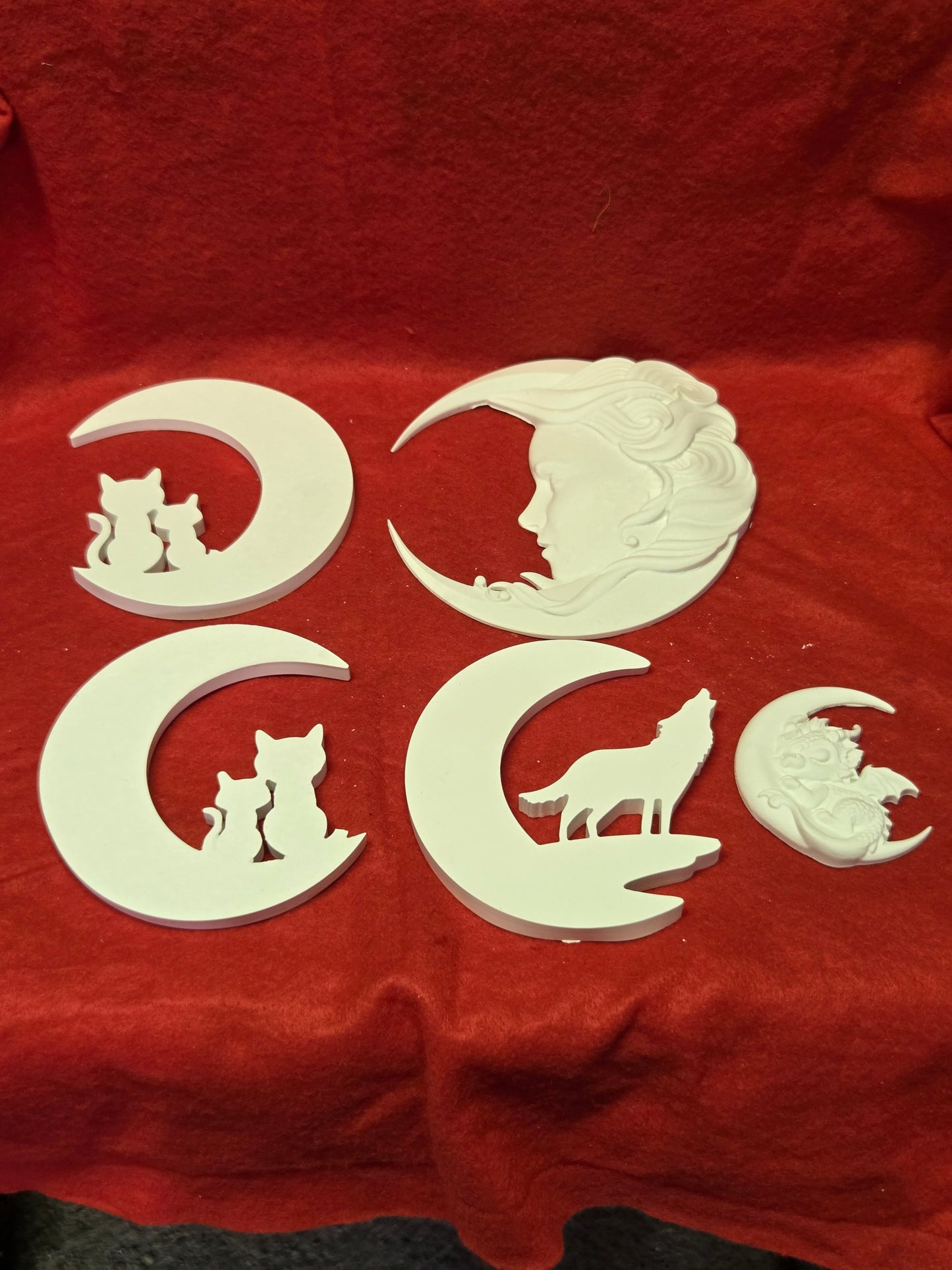 Decorazione murale luna con diversi soggetti dipinta a mano